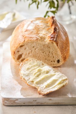 Taze pişmiş geleneksel ekmek. Ekmek ve tereyağı.