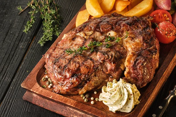 Bife Ribeye com batatas, cebolas e tomates cereja assados. Ju... — Fotografia de Stock