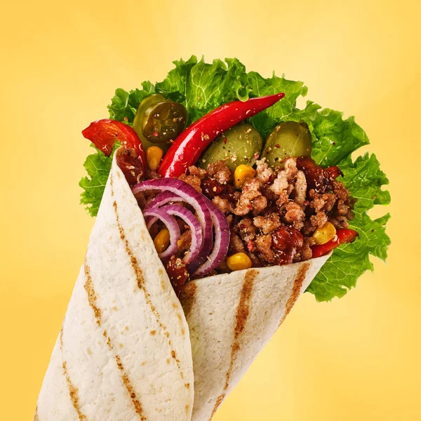 Dolgu sığır eti, jalapeno, soğan, turşu ve co ile Meksika tacos — Stok fotoğraf