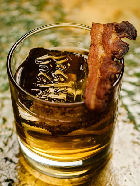 Cocktail alcolico con ghiaccio e pancetta . — Foto Stock