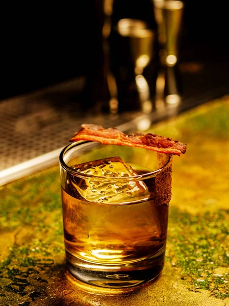 Coquetel alcoólico com gelo e bacon . — Fotografia de Stock