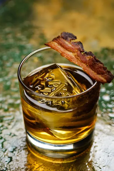 Coquetel alcoólico com gelo e bacon . — Fotografia de Stock
