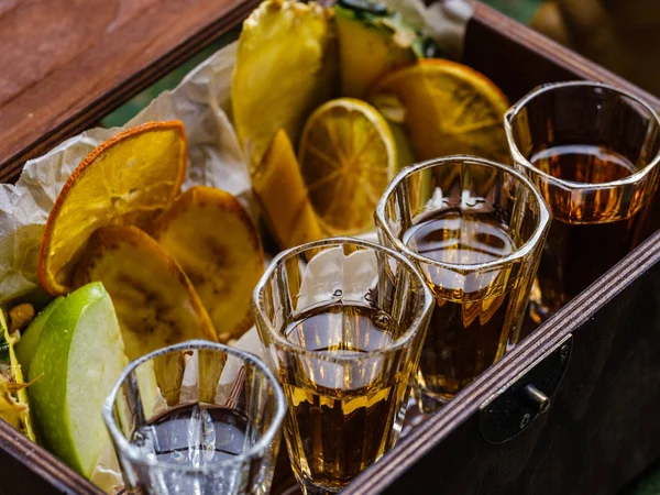 Zestaw koktajli alkoholowych w okularach kieliszków w drewnianym pudełku. — Zdjęcie stockowe