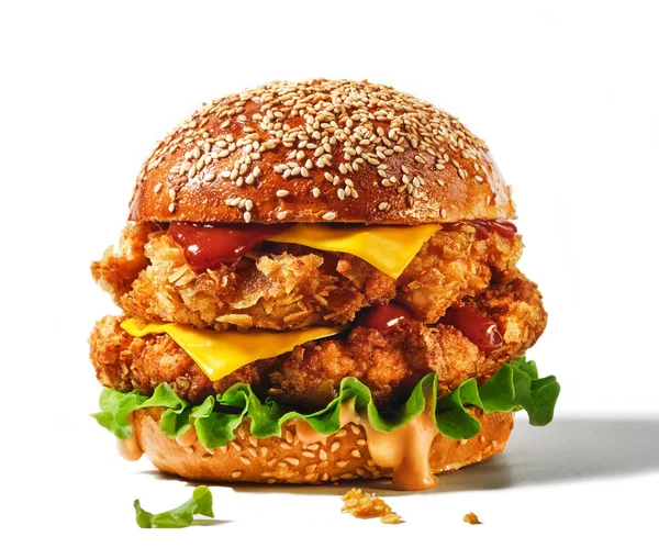 Taze lezzetli burger beyaz arka plan izole. Büyük çift ched