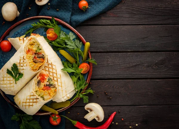 Shaurma, shawerma, fajita ahşap masada servis edilir. Akdeniz 
