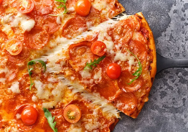 Stukje pepperoni pizza met cherry tomaten. Gesneden smakelijke pepp — Stockfoto