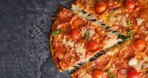 Stukje pepperoni pizza met cherry tomaten. Gesneden smakelijke pepp — Stockfoto