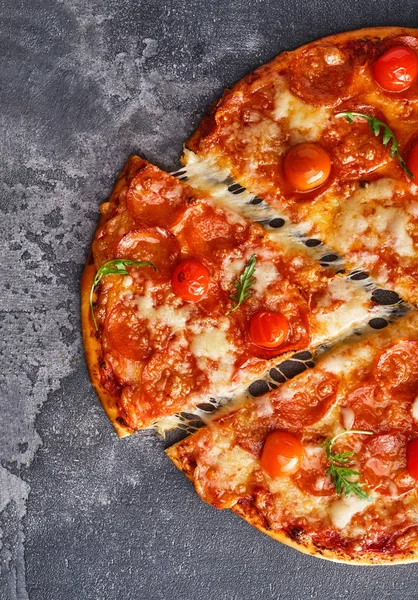 Stukje pepperoni pizza met cherry tomaten. Gesneden smakelijke pepp — Stockfoto