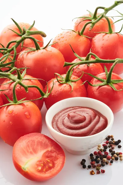 Свежеприготовленный кетчуп с спелыми красными помидорами на белом спинке — стоковое фото