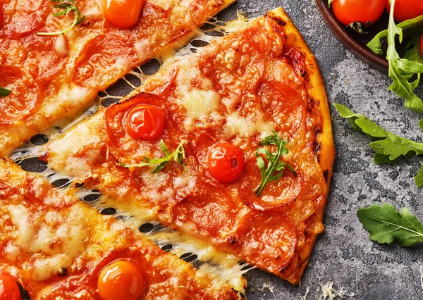 Stukje pepperoni pizza met cherry tomaten. Gesneden smakelijke pepp — Stockfoto