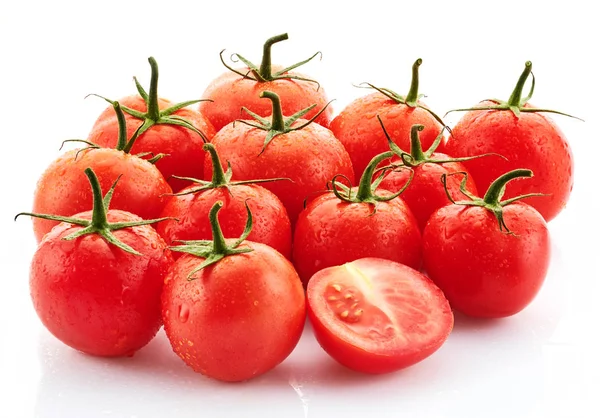 Спелые красные помидоры с капельками росы на белом фоне . — стоковое фото