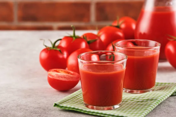 Вкусный томатный сок в стакане с спелыми красными помидорами . — стоковое фото