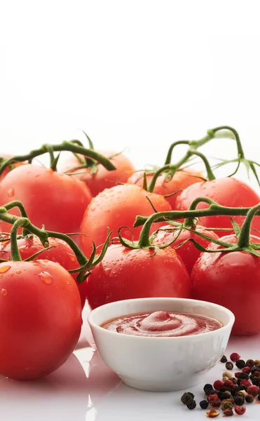 Свіжоприготований кетчуп зі стиглими червоними помідорами на білому фоні — стокове фото
