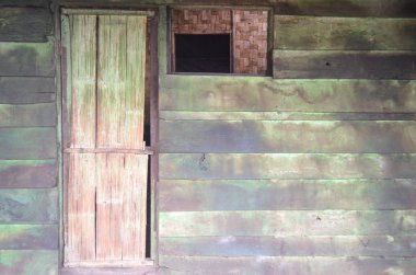 Ahşap kapı ve yeşil ahşap yazlık pencere.