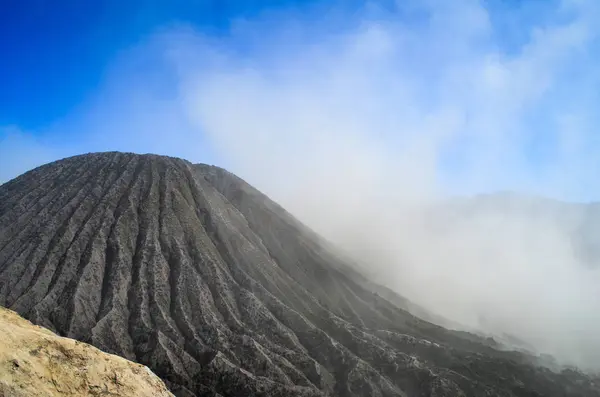 Batok Dağı'nda toz fırtınası, Tengger kalderasında Bromo Dağı yakınlarında bulunan aktif olmayan yanardağ, Doğu Java'daki Bromo Tengger Semeru Milli Parkı, Endonezya.