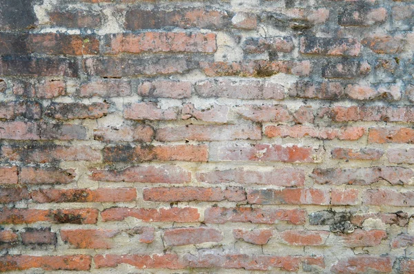 Yaşlı, çatlak ve kirli kahverengi tuğla duvar. Tuğla duvar arka plan doku ve duvar kağıdı. Duvar dekorasyonu ve tasarımı. 