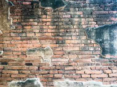 Eskimiş, çatlamış ve çatlamış, kahverengi tuğlalı bir duvar. Tuğla duvar arkaplan dokusu ve duvar kağıdı. Duvar dekorasyonu ve tasarımı.