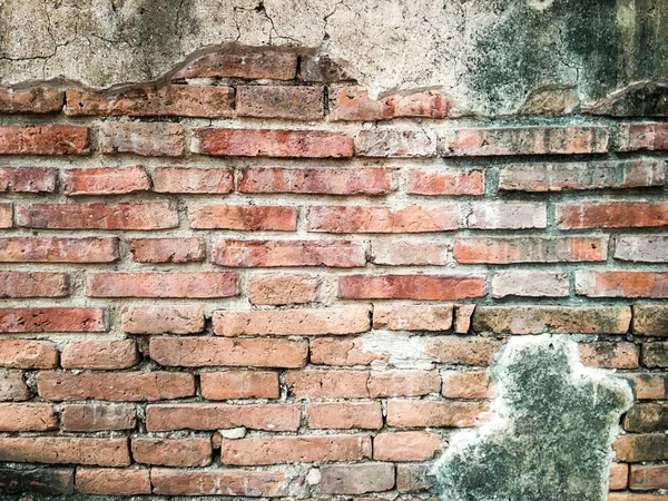 Eskimiş, çatlamış ve çatlamış, kahverengi tuğlalı bir duvar. Tuğla duvar arkaplan dokusu ve duvar kağıdı. Duvar dekorasyonu ve tasarımı.