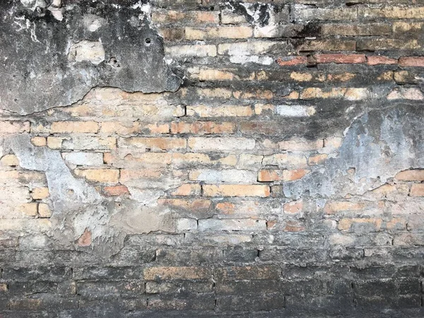 Nan eyaletinde maruz kahverengi tuğla bir alana sahip bir yaşlı, çatlak ve yontulmuş sıva duvar, Tayland.Tuğla duvar arka plan doku ve duvar kağıdı. Duvar dekorasyonu ve tasarımı. 