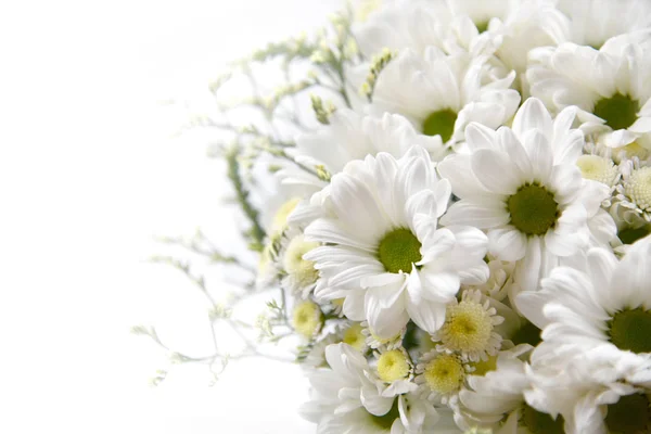 Beyaz arka planda güzel beyaz çiçekler. Buket tasarım ve dekorasyon. Yumuşak rüya gibi hissediyorum.