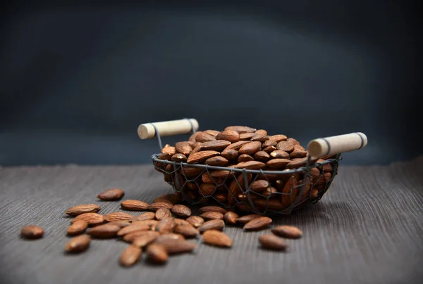 Sepette ve peçetede kavrulmuş badem. Kavrulmuş badem yakın çekim fotoğrafı.