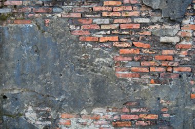 Eskimiş, çatlamış ve çatlamış, kahverengi tuğlalı bir duvar. Tuğla duvar arkaplan dokusu ve duvar kağıdı. Duvar dekorasyonu ve tasarımı.