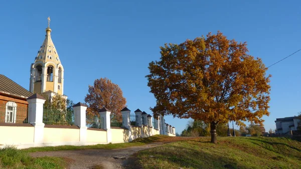 kilise yakınında sonbahar ve Gorodnya