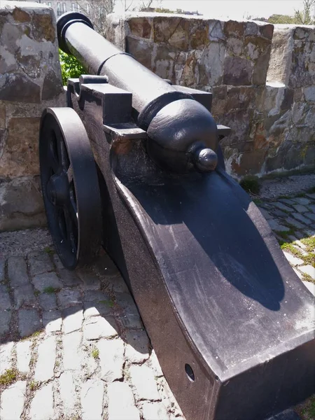 Kale içinde eski savaş topu