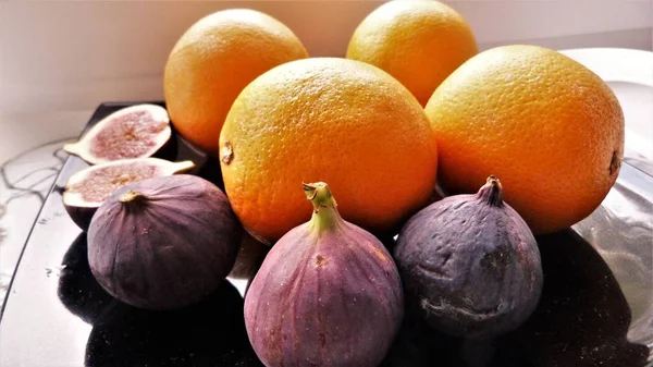  beyaz zemin üzerinde olgunlaşmış mandalina