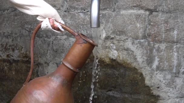 Wasser Das Aus Dem Brunnen Fließt Nahaufnahme Zeitlupe — Stockvideo