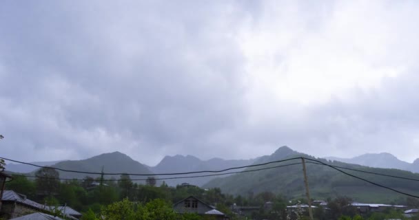 Timelapse de nubes elevándose por las montañas, colorido paisaje otoñal — Vídeos de Stock