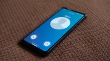 Akıllı telefondan bir arama geliyor. - Annem arıyor. 4k video çekimi