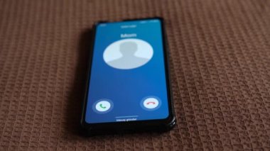 Akıllı telefondan bir arama geliyor. - Annem arıyor. 4k video çekimi