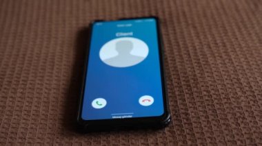 Akıllı telefondan bir arama geliyor. Müvekkilim arıyor. 4k video çekimi