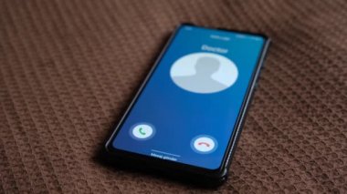 Akıllı telefondan bir arama geliyor. Doktorum arıyor. 4k video çekimi