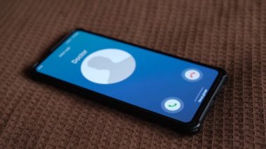 Akıllı telefondan bir arama geliyor. Doktorum arıyor..