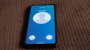 Akıllı telefondan bir arama geliyor. Doktorum arıyor..