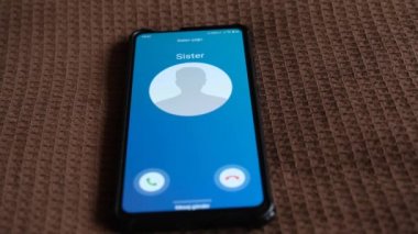 Akıllı telefondan bir arama geliyor. Kız kardeşim arıyor..