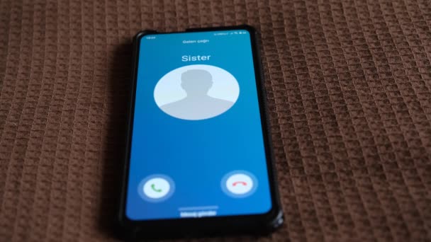 Ett Samtal Kommer Till Smarttelefonen Min Syster Ringer — Stockvideo