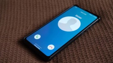 Akıllı telefondan bir arama geliyor. Kız kardeşim arıyor..