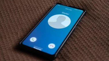 Akıllı telefondan bir arama geliyor. Kız kardeşim arıyor..
