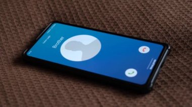 Akıllı telefondan bir arama geliyor. Kardeşim arıyor..