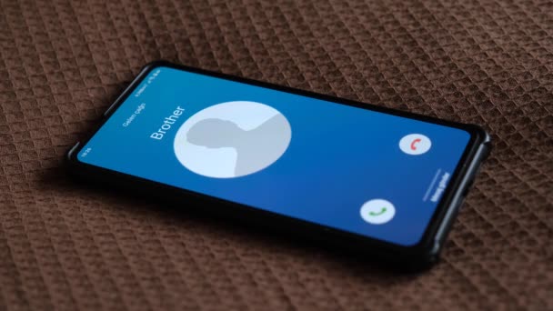 Ett Samtal Kommer Till Smarttelefonen Min Bror Ringer — Stockvideo