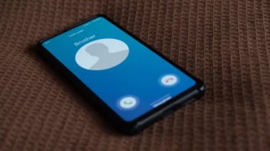 Akıllı telefondan bir arama geliyor. Kardeşim arıyor..