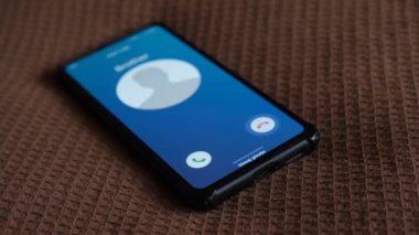 Akıllı telefondan bir arama geliyor. Kardeşim arıyor..
