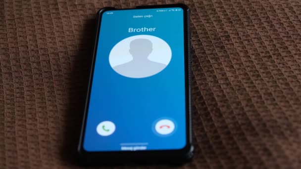 Ett Samtal Kommer Till Smarttelefonen Min Bror Ringer — Stockvideo