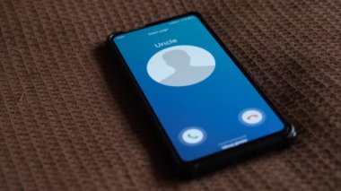 Akıllı telefondan bir arama geliyor. Amcam arıyor..