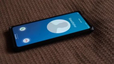 Akıllı telefondan bir arama geliyor. Büyükbabam çağırıyor..