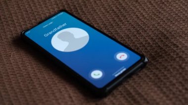 Akıllı telefondan bir arama geliyor. Büyükbabam çağırıyor..
