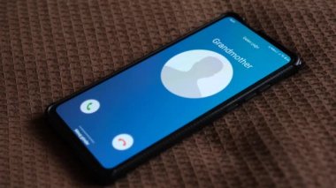 Akıllı telefondan bir arama geliyor. Büyükbabam çağırıyor..